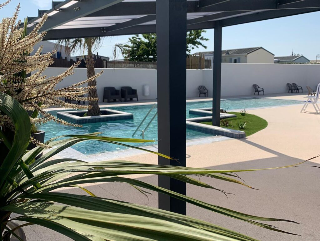 349633081_632566975415716_2041691304882094805_n-1024x772 Abri piscine & Pergola