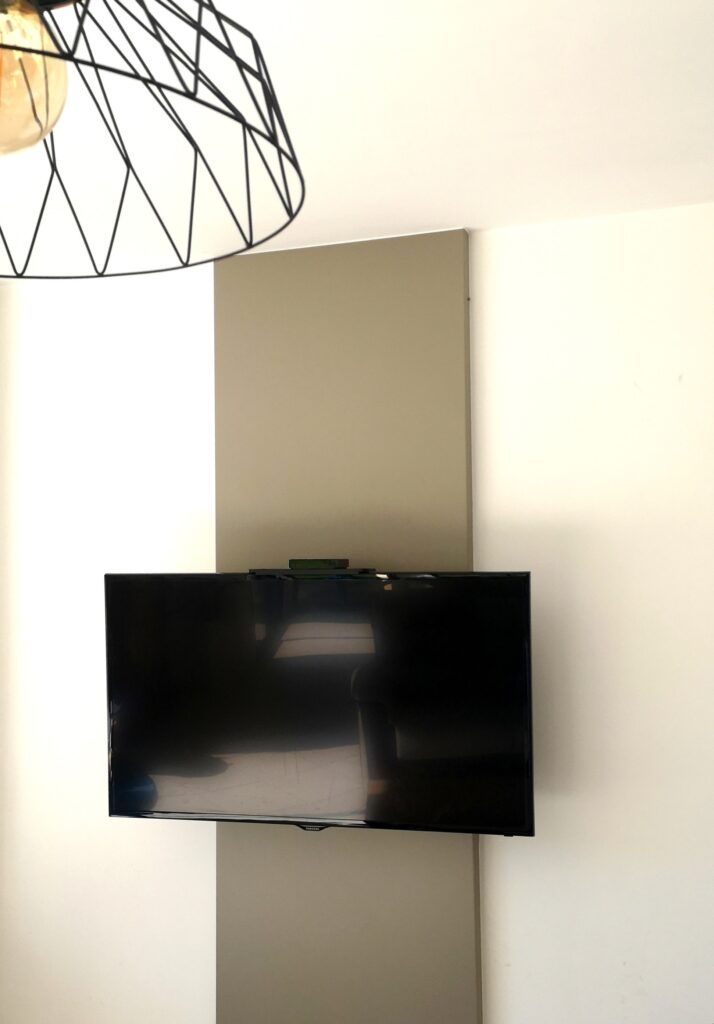 accroche-tv-714x1024 Habillages aluminium