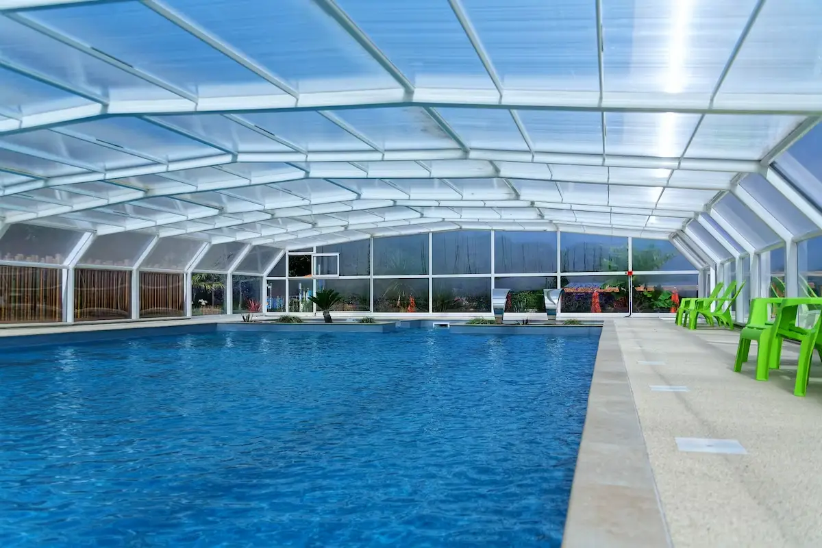 Installation d'un abri de piscine sur-mesure en aluminium à Fouesnant