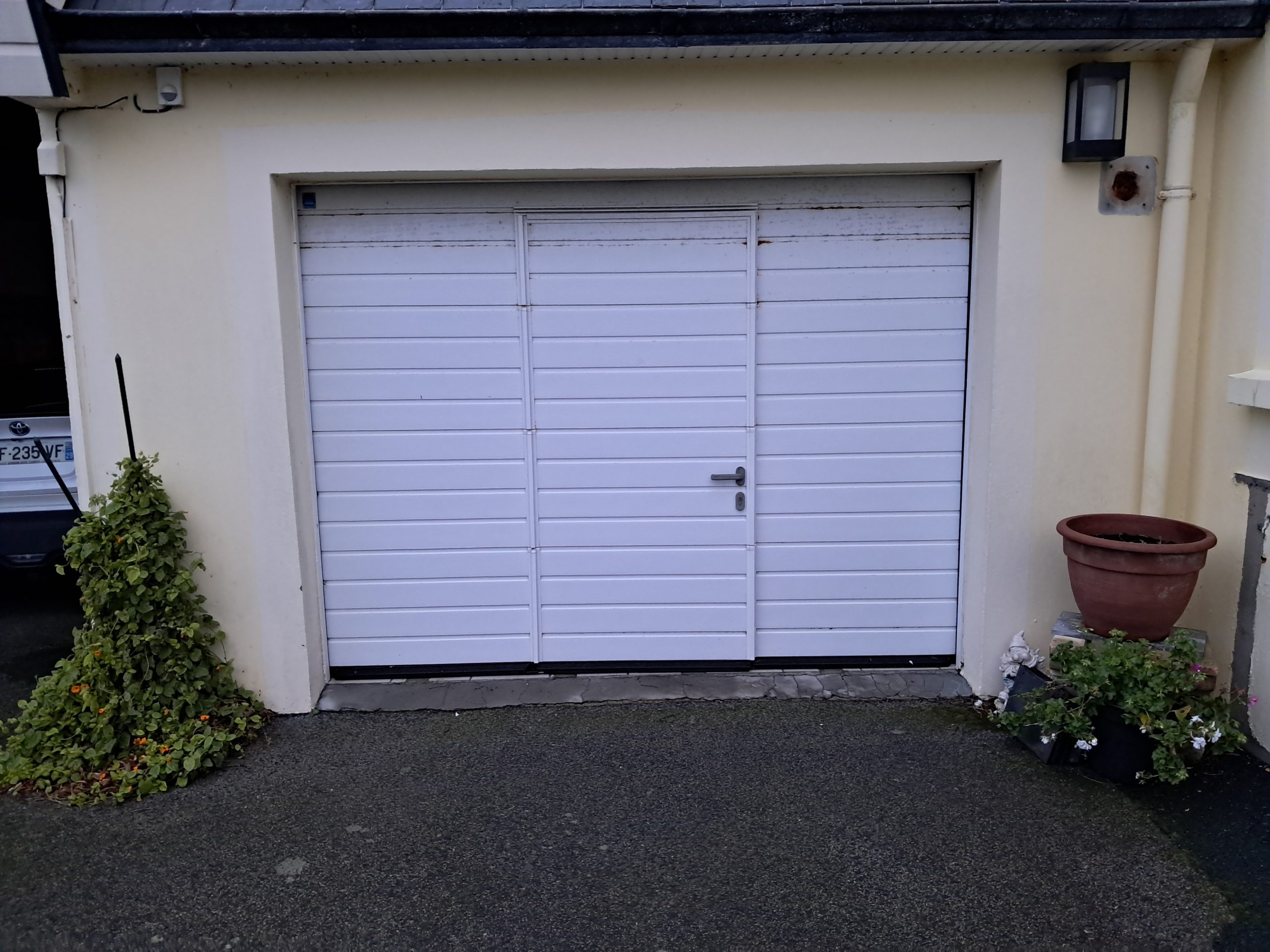Ancienne porte de garage sectionnelle blanche