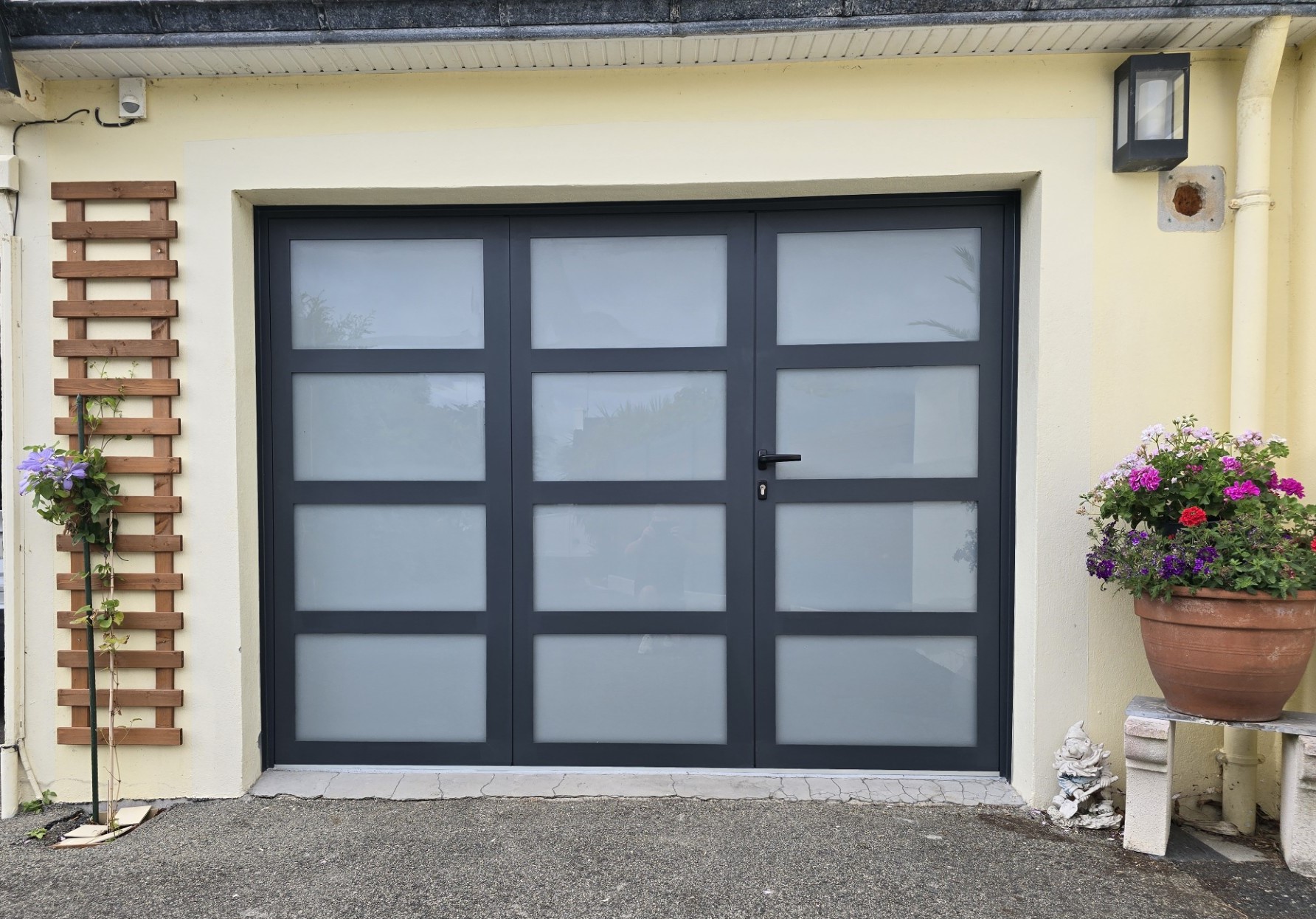 Installation de porte de garage sectionnelle isolée en aluminium à Fouesnant
