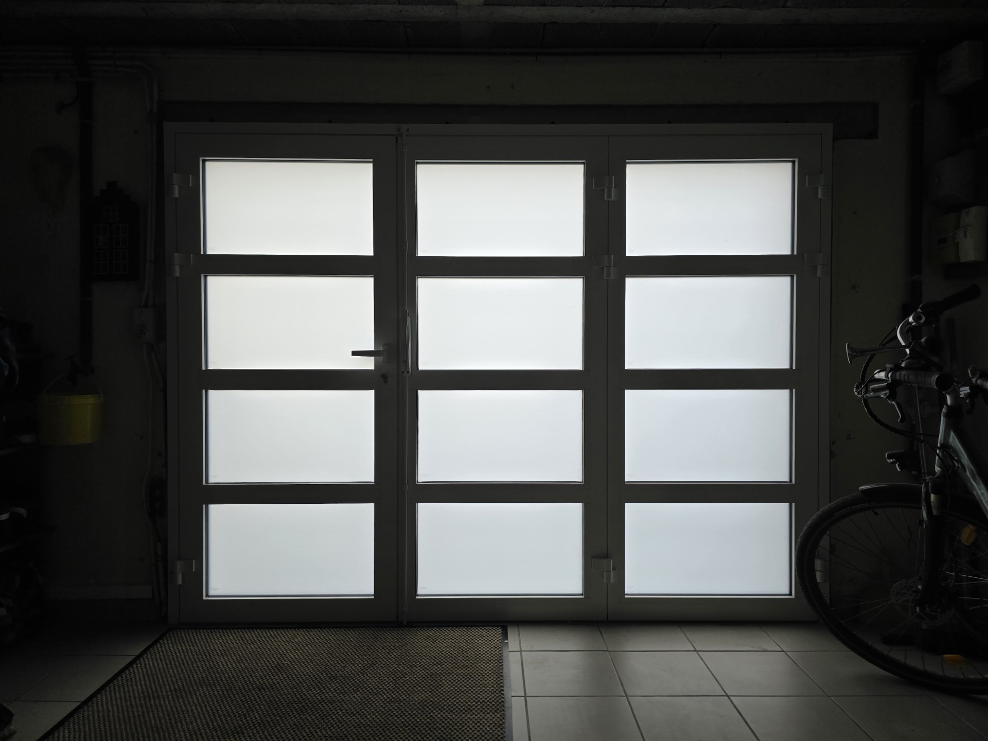 Vue intérieure porte de garage vitrée lumineuse